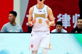 米6体育APP-包含青海男篮遭遇不利局面，全力以赴追求突破的词条